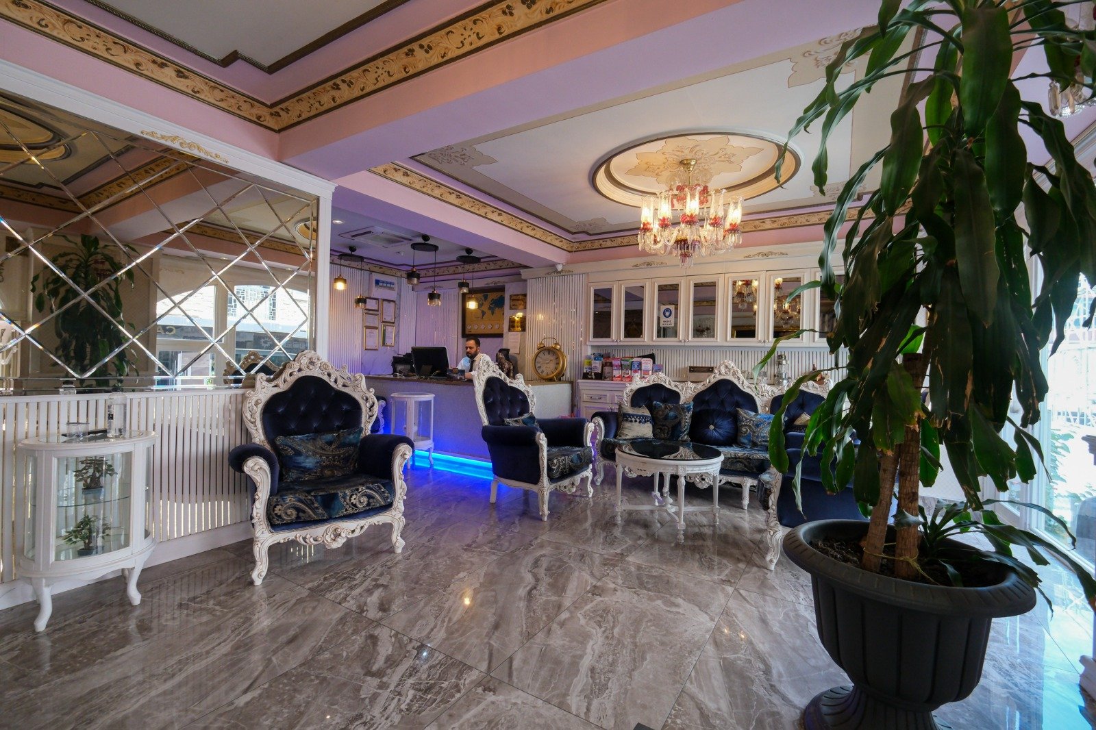 Otel lobisi ve oturma alanı